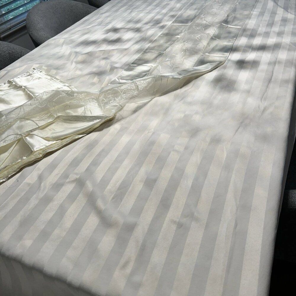 Ivory Tablecloth, 8 Napkins and Runner, Polyester Damask - Picture 4 of 4
